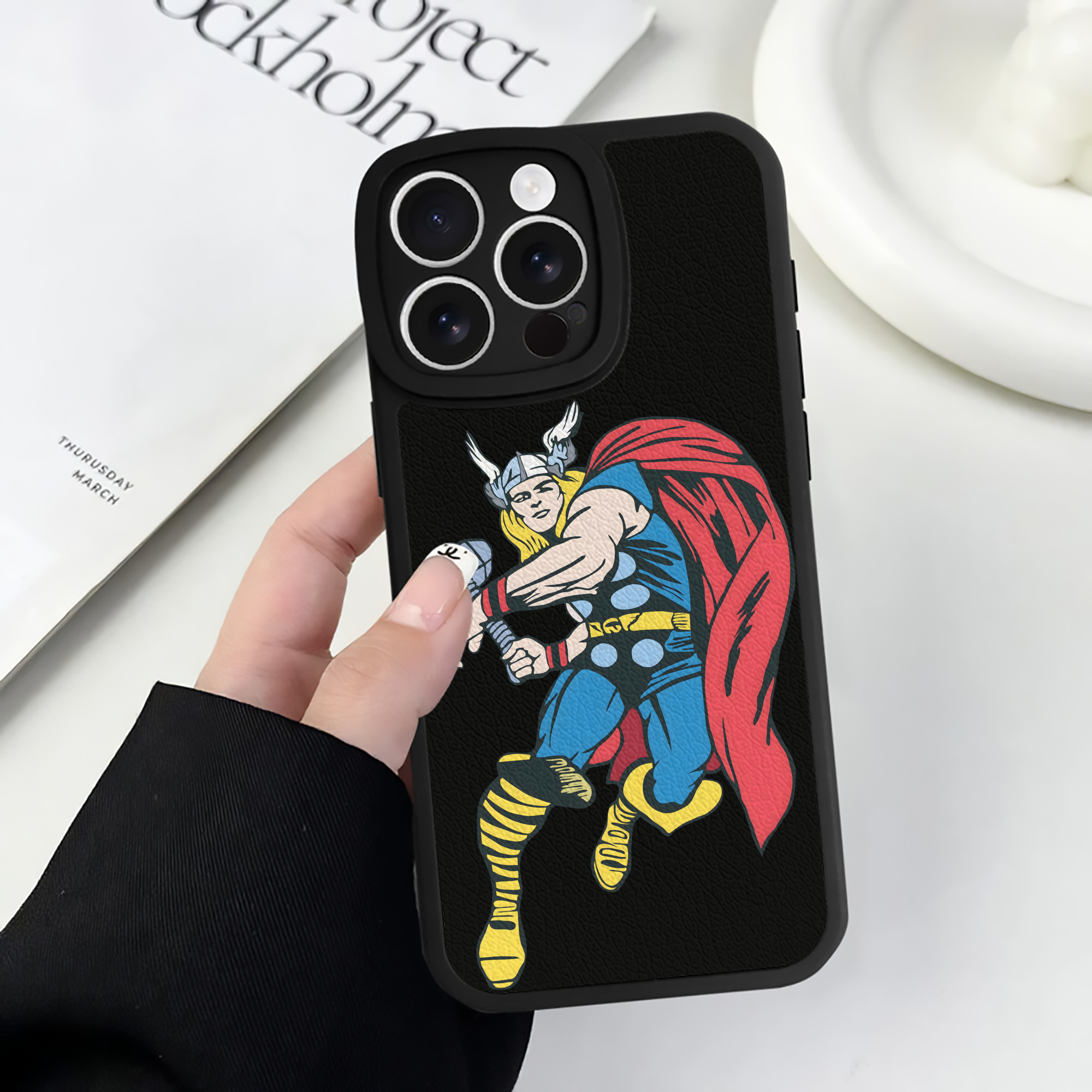 （画像用） アベンジャーズ The Avengers 【iPhone 16シリーズ対応】シリコンスマホケース（レザー調） 材質：シリコン